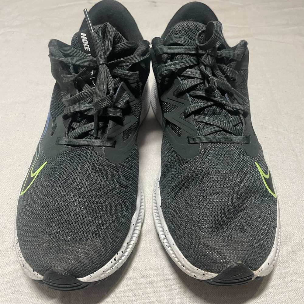 Men’s Nike Quest 3 running shoes black size 9 in great condition